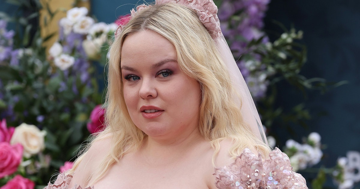 La star de "Bridgerton" Nicola Coughlan réagit à la rumeur d'une scène supprimée par Polin