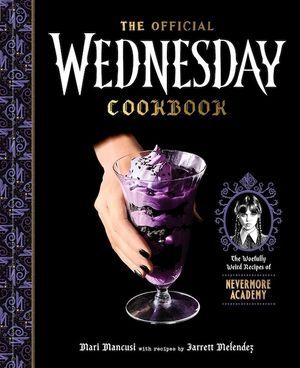 Couverture du livre de cuisine officiel du mercredi. Une main avec des ongles peints noirs tient un verre cannelé contenant un parfait avec de la crème violette