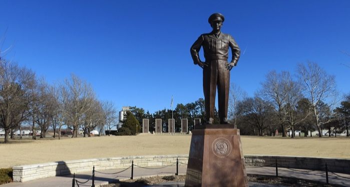 Le directeur de la bibliothèque Eisenhower au Kansas a été licencié après avoir refusé de donner une épée à Trump
