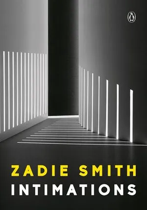 couverture d'Intimations de Zadie Smith : une image en noir et blanc d'un couloir baigné de lumière provenant de plusieurs fenêtres longues et fines