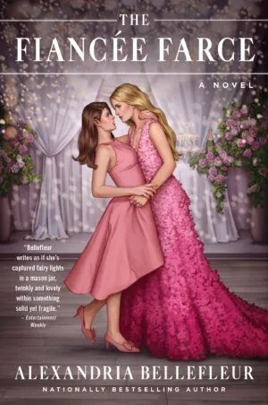 Couverture de La Farce Fiancée d'Alexandria Bellefleur; illustration de deux femmes blanches, une blonde et une brune, toutes deux en robes roses, dans une étreinte