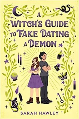 la couverture de A Witch's Guide to Fake Dating a Demon, montrant une femme et un homme dos à dos, les bras croisés, entourés d'une bordure sorcière de plantes, d'une lune, d'un serpent et d'une potion