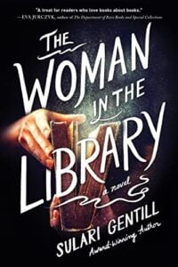 La femme à la bibliothèque