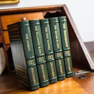 Les livres de Tolkien's Classics Easton Edition posés sur un bureau en bois